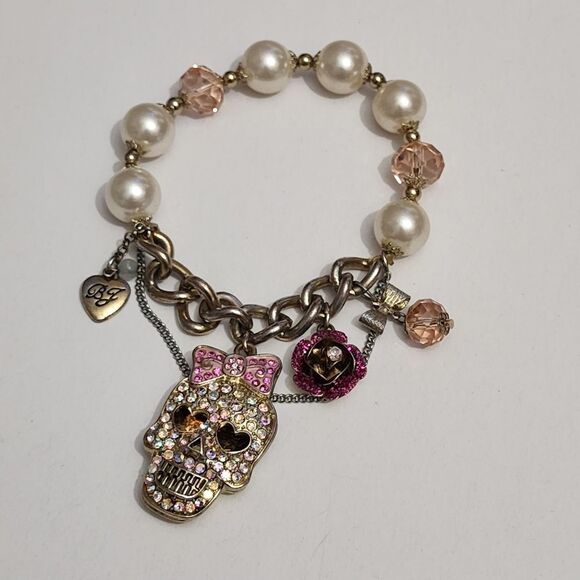 Betsey Johnson 100%authentic vintage skull bracelet - Picture 4 of 5